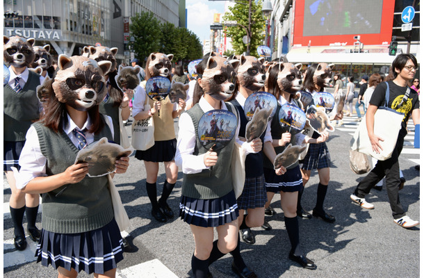 アライグマに扮した「宇宙最凶ロケットガールズ」