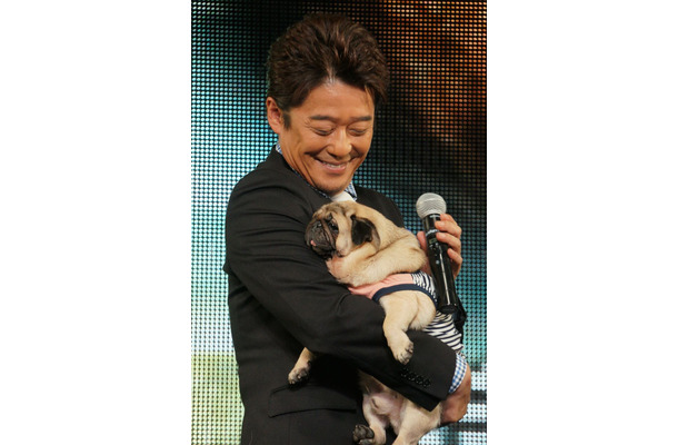 愛犬「パグゾウ」の登場でニンマリとする坂上忍