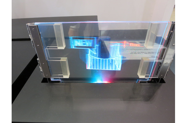 オムロンの透明なプレートを用いた空間投影技術。LEDの動きや色によっても変化のある三次元映像が作れる