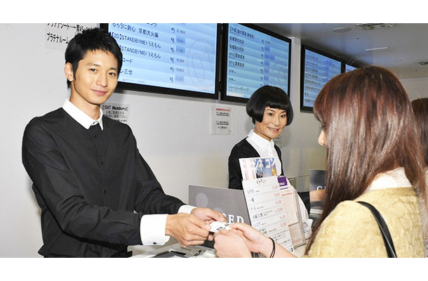 劇場スタッフ働く向井理＆片桐はいり／『小野寺の弟・小野寺の姉』舞台挨拶