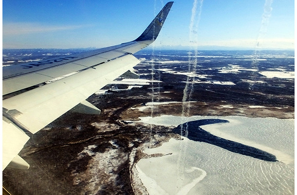 冬の北海道の上空を飛ぶ《撮影 大野雅人》