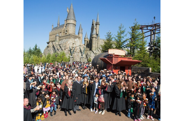 『バタービール』が100万杯      The Wizarding World of Harry Potter Butterbeer and beverage      TM & (C) Warner Bros. Entertainment Inc. Harry Potter Publishing Rights (C) JKR.      (s14)