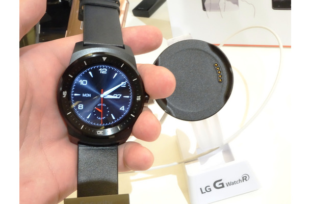 KDDI、丸型画面スマートウォッチ「LG G Watch R」を12月に国内発売