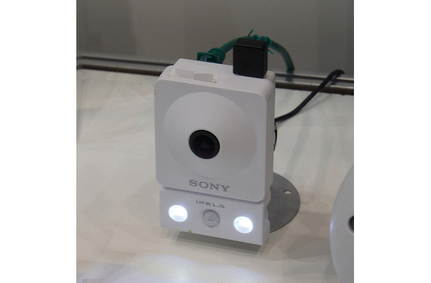 写真はSONYのSNC-CX600W。ワイヤレス接続も可能なHD画質のネットワークカメラだ。