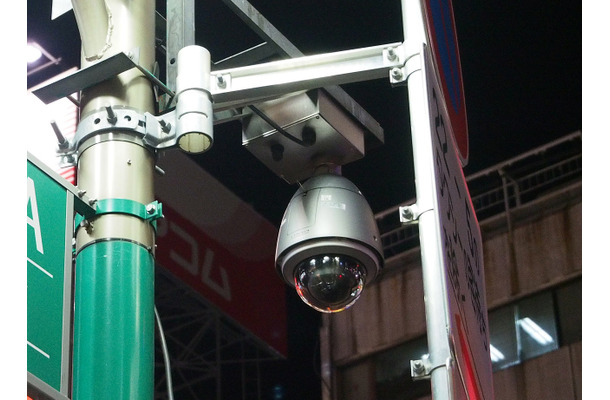 歌舞伎町地区に設置された警察のドームカメラ。専用の制御ボックスとともに街灯の支柱に設置されている。