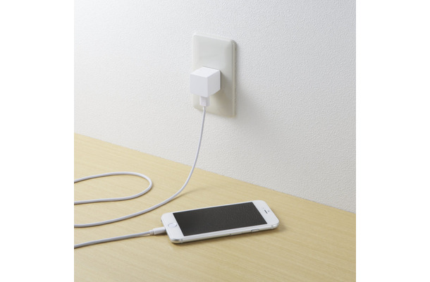 AC電源につないでiPhoneなどを充電