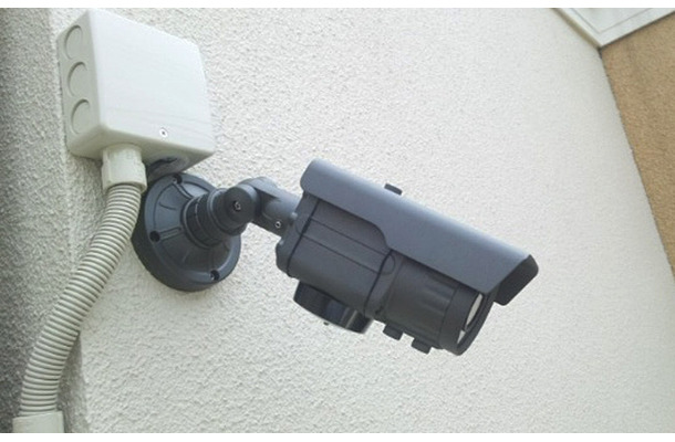 監視カメラは都心や繁華街では防犯効果のみ注目されやすいが、高齢者数が多い地域では重要な捜索ツールにもなる（写真はイメージです）。