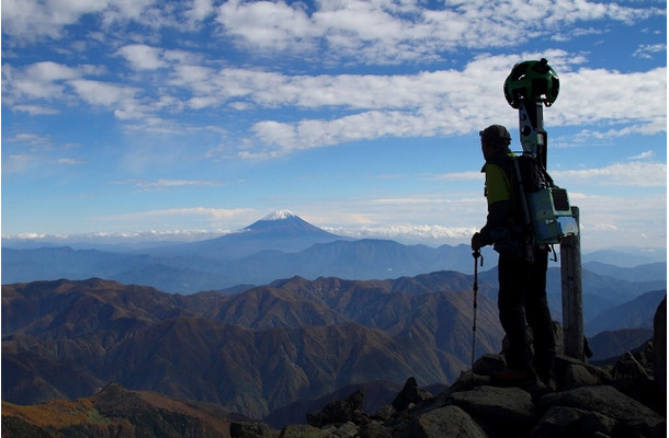 撮影の様子（農鳥岳山頂から富士山を望む）