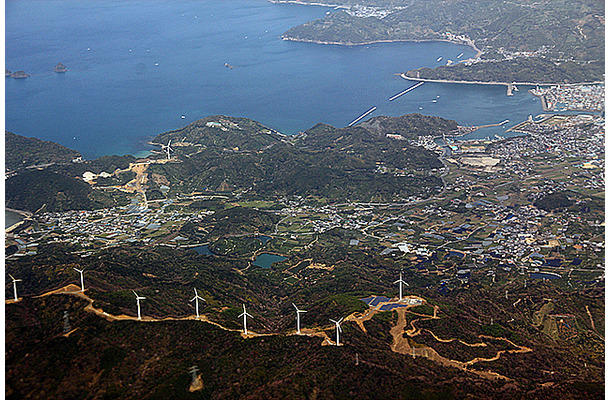 和歌山県広川町の風力発電所や紀伊水道を望む。こうした地域の“いま”も「ロカルわかやま」でチェックできる（photo：大野雅人）