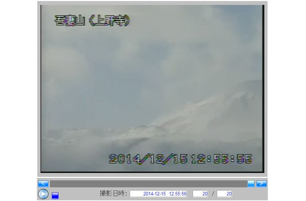 火山性地震が観測され、今後は小規模噴火が予想されている。現在、火口周辺の登山道と冬季通行止めの「磐梯吾妻スカイライン」は通行が規制されている（画像は気象庁火山カメラより）。