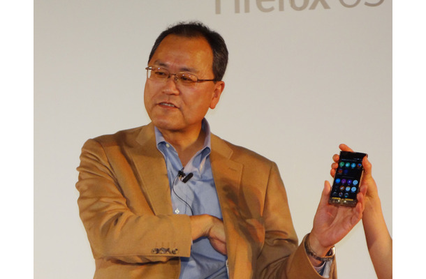 新製品「Fx0」を発表するKDDIの田中孝司社長