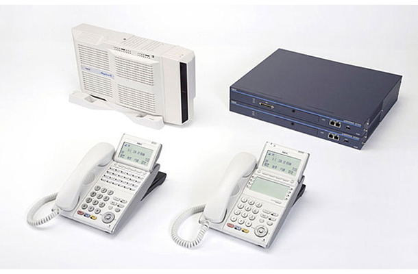 UNIVERGE Digital Phone DT300（左下）　UNIVERGE IP Phone DT700（右下）　UNIVERGE AspireX（左上）