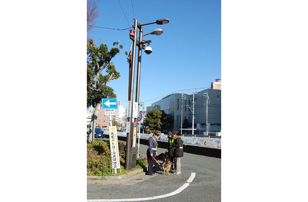 浜松駅近辺に10基設置されたスーパー防犯灯は支柱を残して新たに防犯カメラと街灯が設置される（画像は同NPO法人のwebより）。