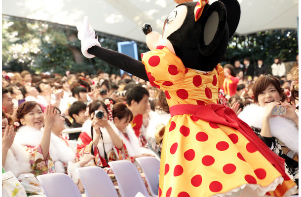 新成人たちをお祝いするミニー・マウス／平成26年度浦安市成人式 in 東京ディズニーランド