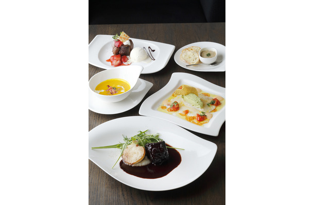 「グラムズカフェ」の大人のための「バレンタインスペシャルコース」。コースは、前菜・スープ・メインディッシュ、デザートの4品にパン・コーヒーまたは紅茶付き。