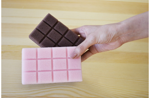 まるで板チョコのような「チョコレート型キッチンスポンジ」