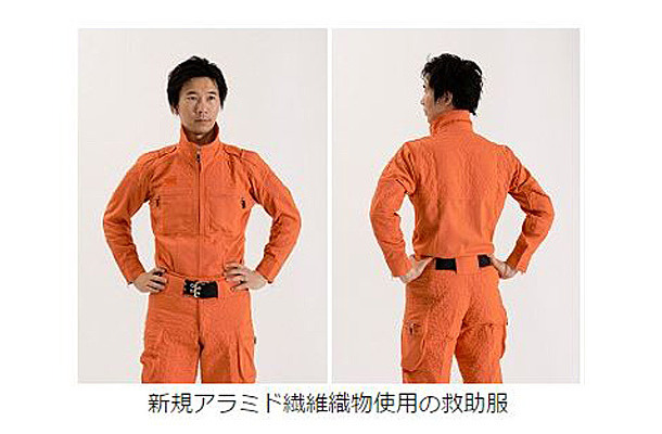 新規アラミド繊維織物使用の例。消防の特別救助隊（レスキュー隊）が人命救助活動で着用するオレンジカラーの救助服だ（画像は同社リリースより）。