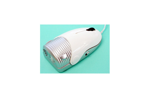 　サンコーは15日、机の上のホコリをキレイに吸い取る掃除機を内蔵した「USB掃除機マウス」を同社直販サイトで発売した。価格は1,980円。