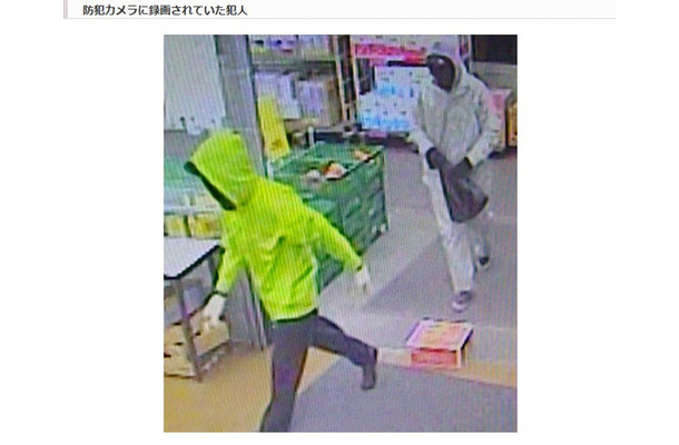 防犯カメラに録画されていた犯人の画像。前の男は果物ナイフを、後ろの男はバールの様なものを所持していた（画像は茨城県警のwebサイトより）
