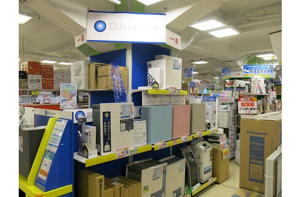 ビックロ ビックカメラ 新宿東口店5階の空気清浄機売り場では、特化型のブルーエアの商品を大きく展開