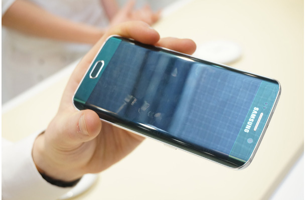 メインディスプレイの両側面をカーブさせたGALAXY S6 Edge