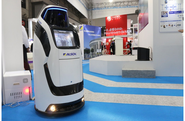 セキュリティショー2015でのALSOKブースでは、警備ロボットや飛行ロボット（ドローン）など最新技術を取り入れた展示が目立っていた。いずれも今後の警備に積極的に取り入れていくという
