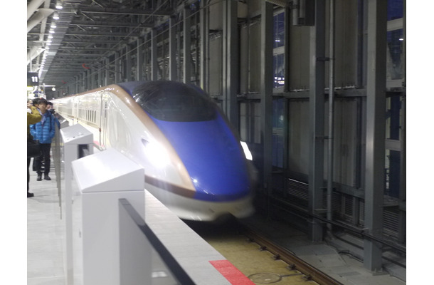 北陸新幹線「かがやき」。東京行きの512号