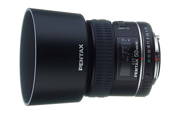 　ペンタックスは、デジタルカメラ撮影に最適化したマクロレンズ「smc PENTAX-D FA マクロ100mmF2.8」「同 50mmF2.8」の2機種を10月下旬に発売する。