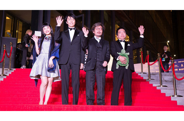 IZUMI、長谷川博己、園子温監督、大月俊倫プロデューサー／『ラブ&ピース』北京映画祭　