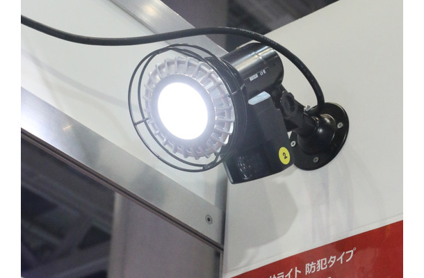 定格光束1,000lmでIPX3の防雨形の「LA-1LED（P）」。店舗や一般住宅向けの防犯照明となる