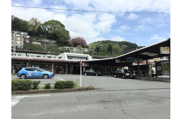 JR湯河原駅前。神奈川県西部にある湯河原町にあり、落ち着いた雰囲気の温泉街