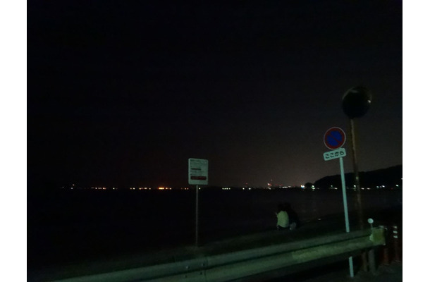 海岸沿いで夜空を見るカップル。福岡県西区にて