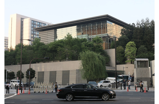 東京メトロ・溜池山王駅から地上に出ると目の前にそびえる首相官邸。重要警備対象だけに警察官による厳重な警備体制が敷かれている