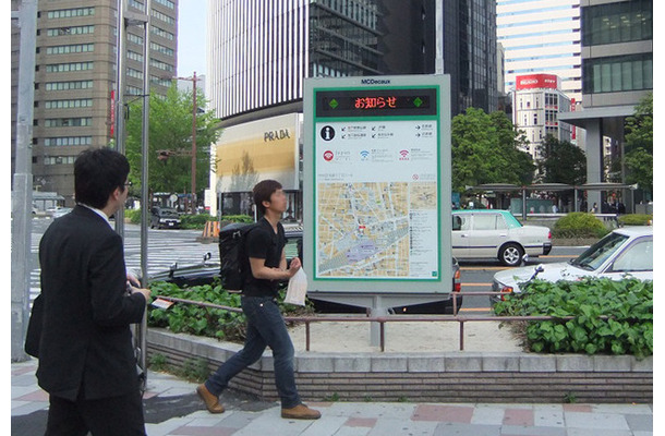歩道側に多言語対応地図やLED電光掲示板を、車道側に広告を掲示するスマートパネル。フリーWi-Fi機能や緊急放送機能を備えている（画像はプレスリリースより）
