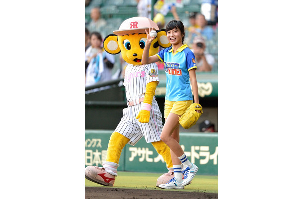 甲子園で始球式に登場した小島瑠璃子