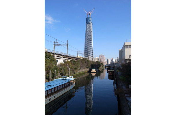 2010年2月撮影：屋形船と建築中のスカイツリー。下町と近未来の組み合わせ