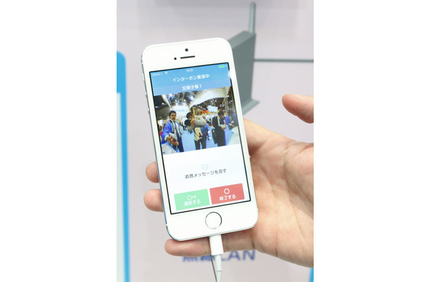 玄関などに設置したカメラ付き玄関子機で撮影した映像などをスマホで確認できる。音声での応答も可能