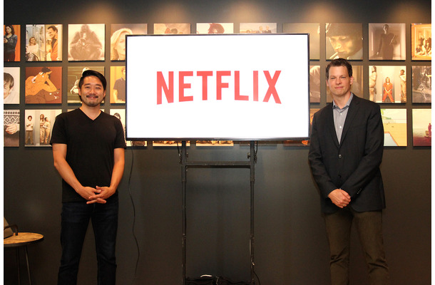 Netflix代表取締役社長のグレッグ・ピーターズ氏と、副社長を務める大崎貴之氏