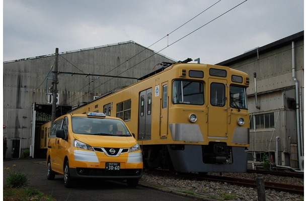 西武ハイヤーは西武鉄道の黄色い電車（右）に似せた「幸運の黄色いタクシー」（左）を7月から運行する。