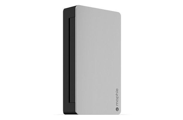 LightningとUSBケーブルを本体に内蔵するモバイルバッテリ「mophie powerstation plus 4X」