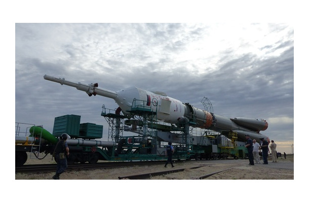射点へ移動するソユーズロケット（出典：JAXA）