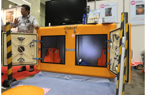 展示されていた津波シェルター「CL-HIKARi」。W1,740mm×D900mm×H1,000mmで重さは200kg（撮影：編集部）
