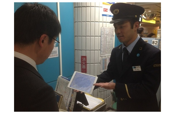 駅社員によるiPadを使用した案内イメージ