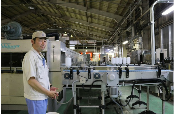 開発主任の山本さん　導入された加熱殺菌機