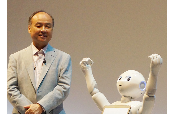 SoftBank World 2015の基調講演の壇上に立つ孫正義氏とペッパー