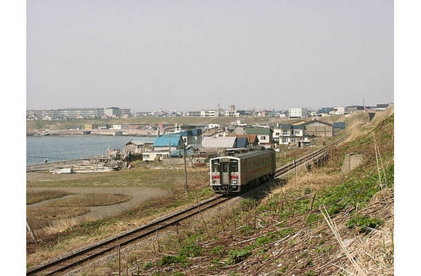 留萌本線留萌～瀬越間を行くキハ54形の普通列車。現在、留萌～増毛間の普通列車は上下合わせて13本が設定されているが、並行するバスは1.7倍近くの本数が運行されている。