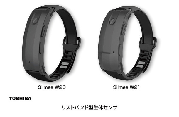 会話量も測定できるリストバンド型生体センサー「Silmee W20」（写真左）と「Silmee W21」