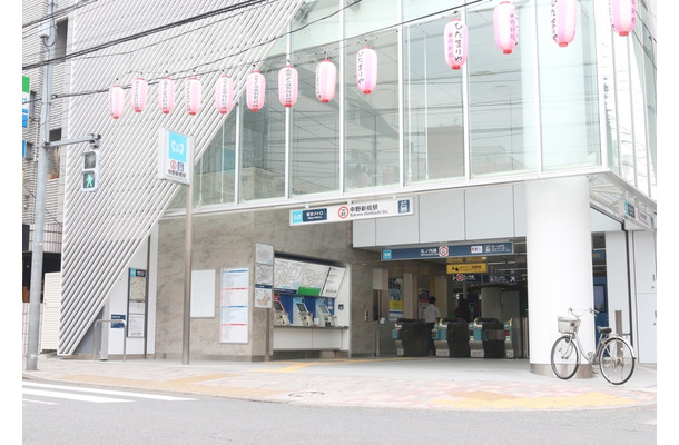 事件現場にほど近い中野新橋駅。周辺は昔ながらの商店を中心に構成されたどこか落ち着く街並みが広がる（撮影：防犯システム取材班）