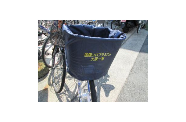 自転車用ひったくり防止カバーは奉仕団体のソロプチミスト大阪東が寄贈したもの。自転車で来場した場合取り付けまで行う（画像は公式Webサイトより）