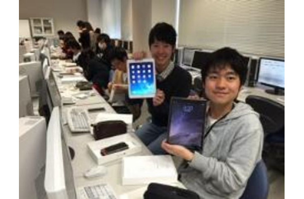 iPadを受け取る新入生